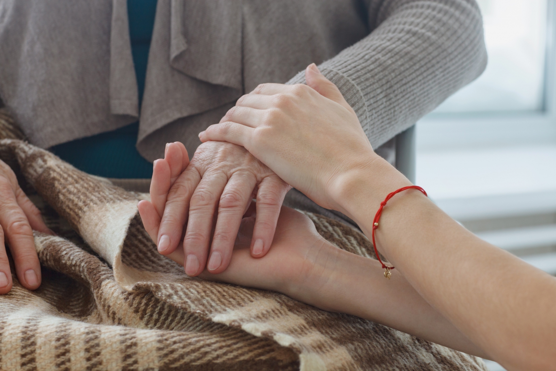 施設スタッフと利用者の手